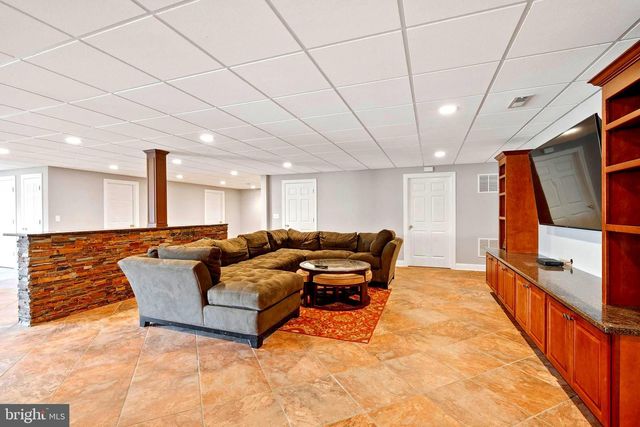 9 HALLETT DR, Pennington, NJ 08534