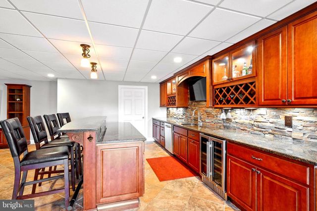 9 HALLETT DR, Pennington, NJ 08534