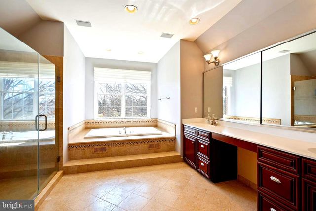 9 HALLETT DR, Pennington, NJ 08534