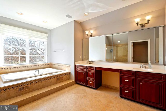 9 HALLETT DR, Pennington, NJ 08534