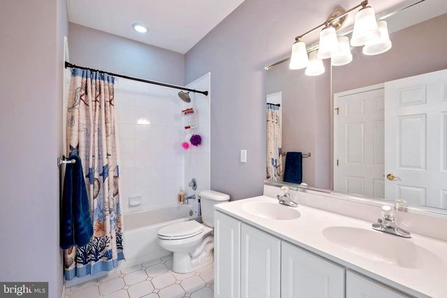 9 HALLETT DR, Pennington, NJ 08534