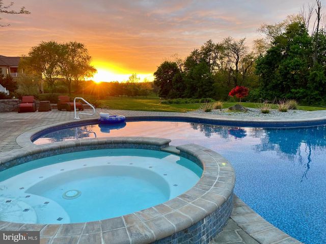 9 HALLETT DR, Pennington, NJ 08534