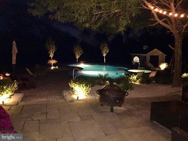 9 HALLETT DR, Pennington, NJ 08534