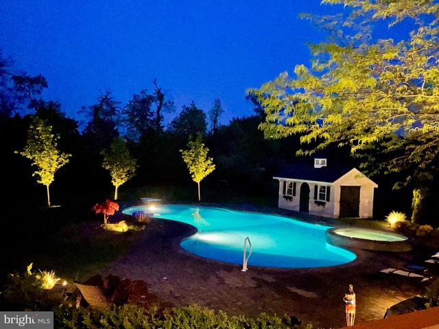 9 HALLETT DR, Pennington, NJ 08534