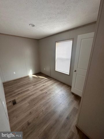 11 WOODLAND LN, Mertztown, PA 19539