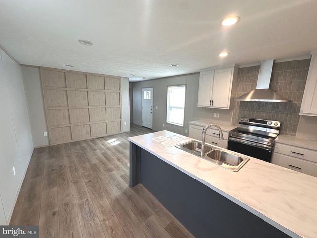 11 WOODLAND LN, Mertztown, PA 19539