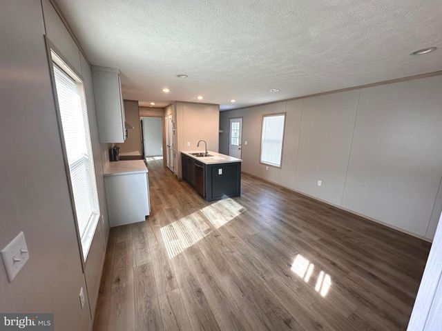 11 WOODLAND LN, Mertztown, PA 19539