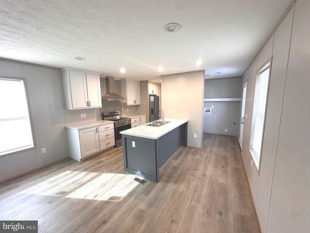 11 WOODLAND LN, Mertztown, PA 19539