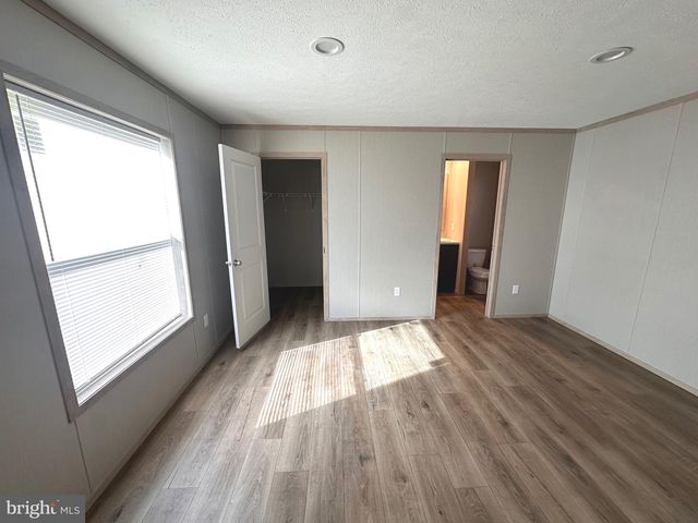 11 WOODLAND LN, Mertztown, PA 19539