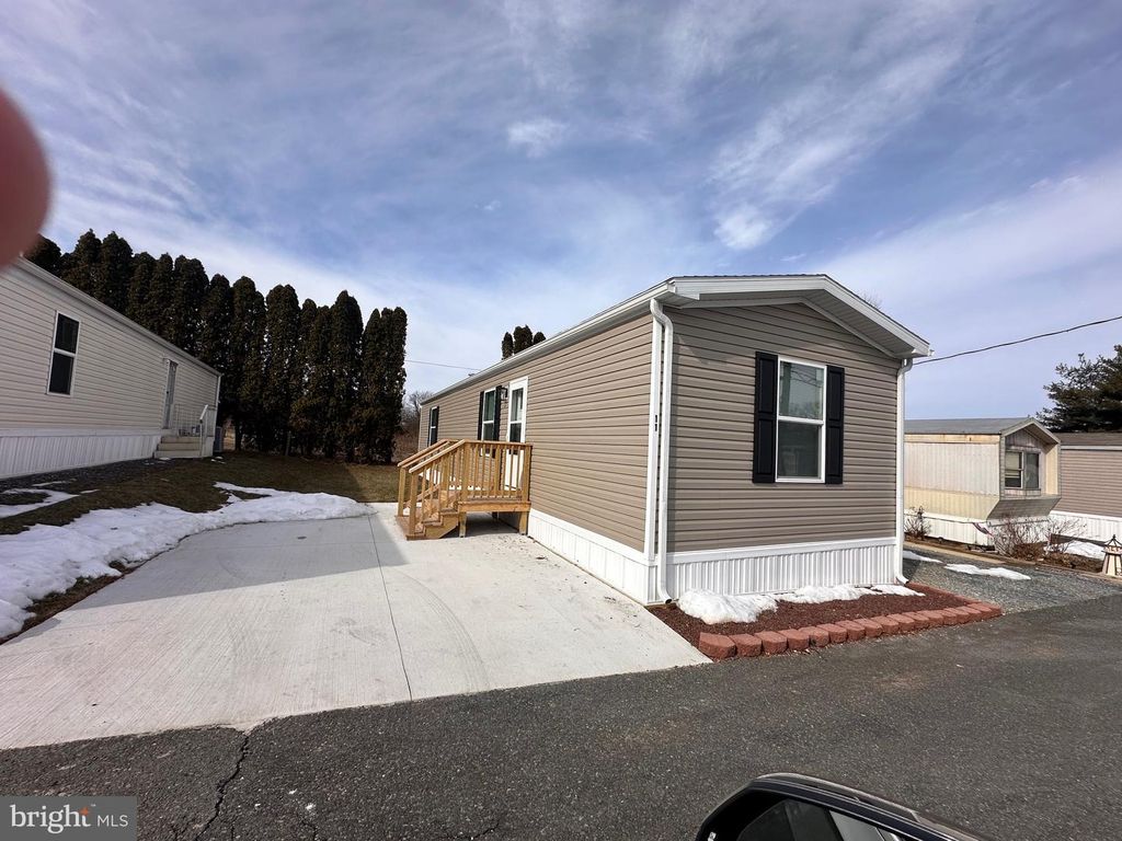 11 WOODLAND LN, Mertztown, PA 19539