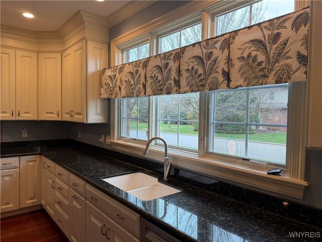 140 Hampton Hill Drive, Amherst, NY 14221