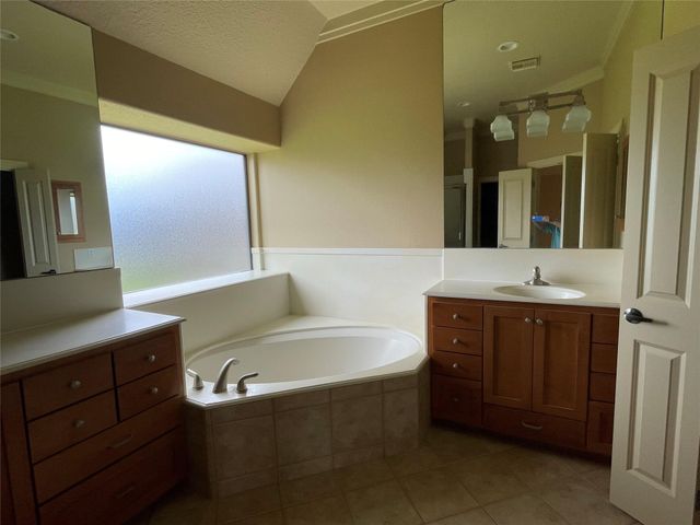 55 Canyon Oak Court, Lake Jackson, TX 77566