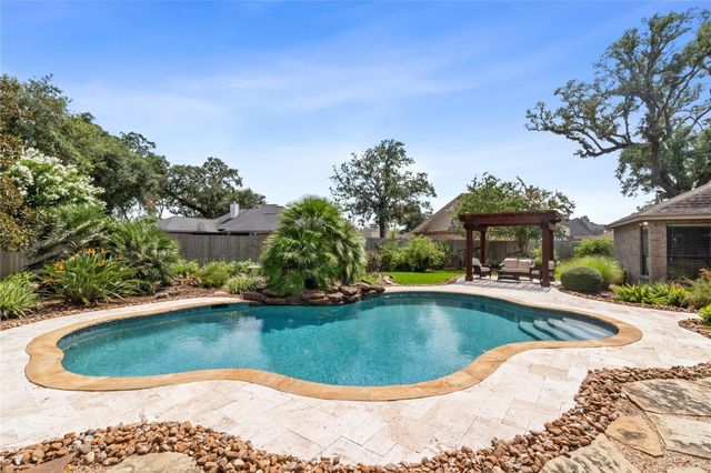 55 Canyon Oak Court, Lake Jackson, TX 77566