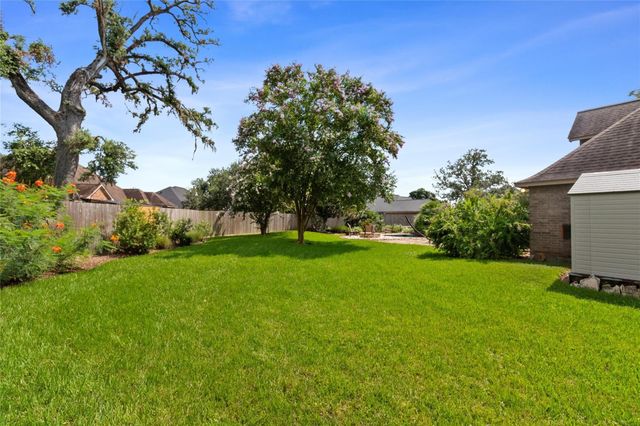 55 Canyon Oak Court, Lake Jackson, TX 77566