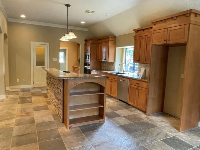 55 Canyon Oak Court, Lake Jackson, TX 77566