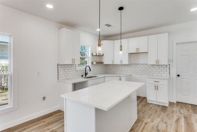 943 E Richmond Avenue, Fort Worth, TX 76104