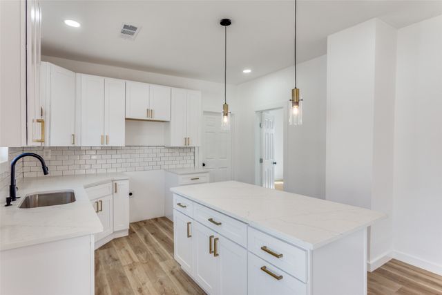 943 E Richmond Avenue, Fort Worth, TX 76104