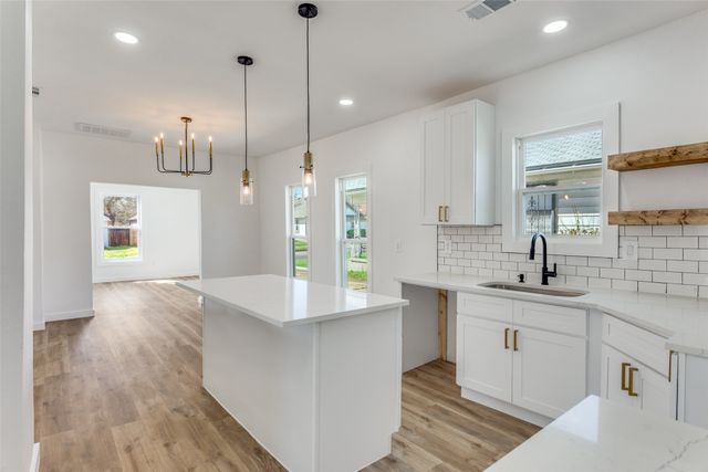 943 E Richmond Avenue, Fort Worth, TX 76104