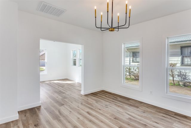 943 E Richmond Avenue, Fort Worth, TX 76104