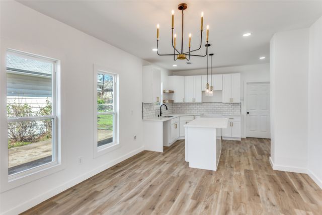 943 E Richmond Avenue, Fort Worth, TX 76104