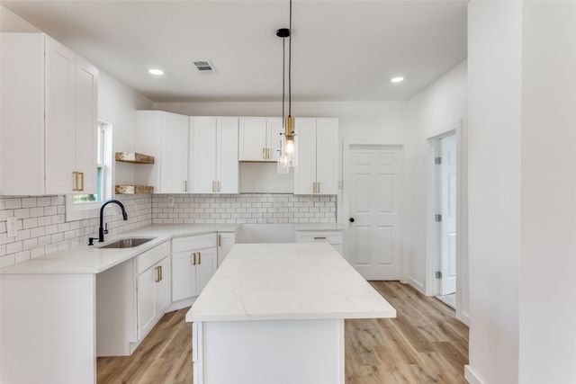 943 E Richmond Avenue, Fort Worth, TX 76104