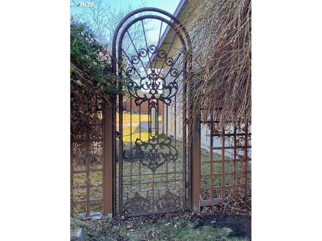 61260 SUNFLOWER Ln, Bend, OR 97702