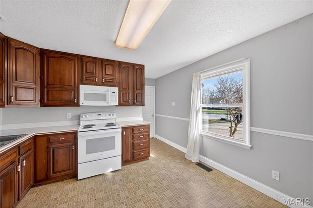 18 Derby Lane, St Peters, MO 63376