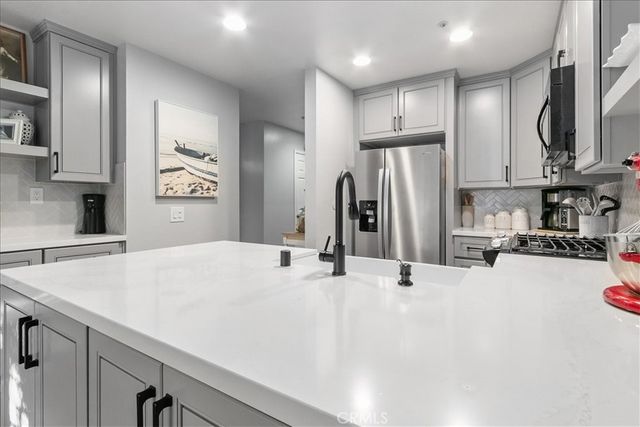 902 Chandler W, Highland, CA 92346