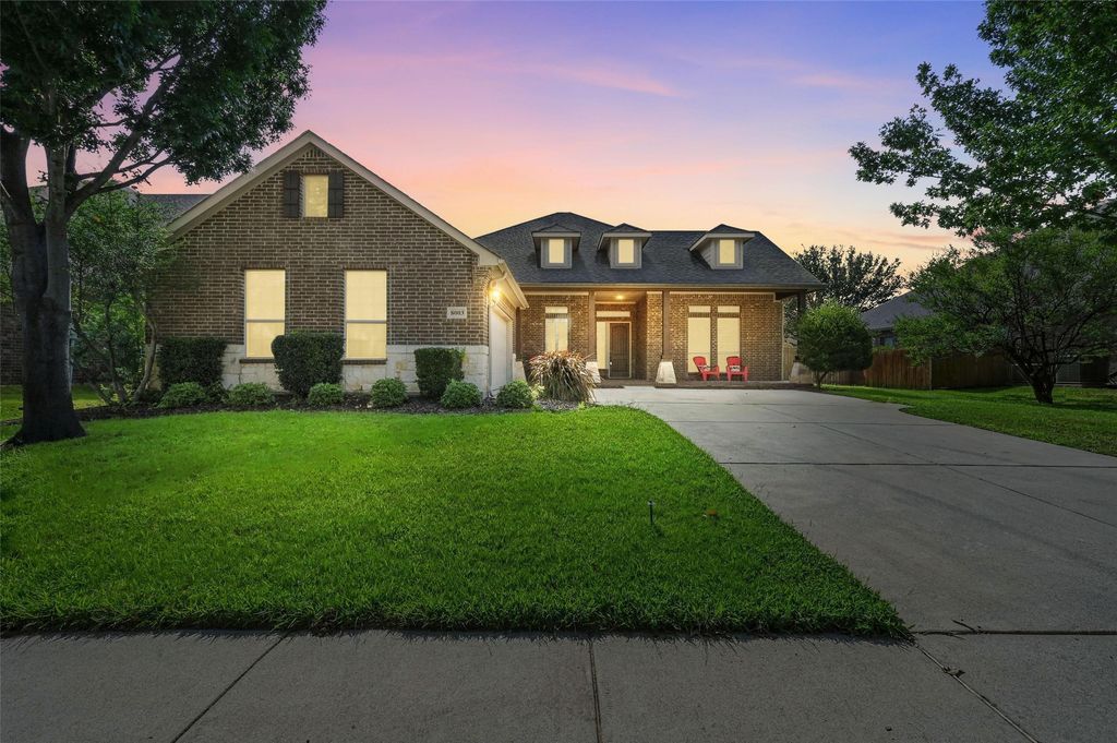 8003 Summerleaf Drive, Arlington, TX 76001