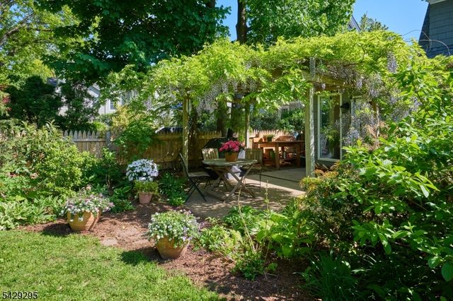 1 Edgewood Pl, Maplewood Twp., NJ 07040