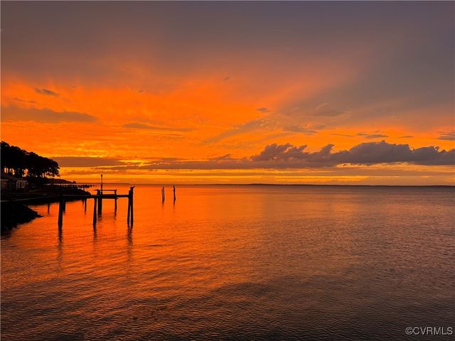 154 Riverside Dr, Deltaville, VA 23043