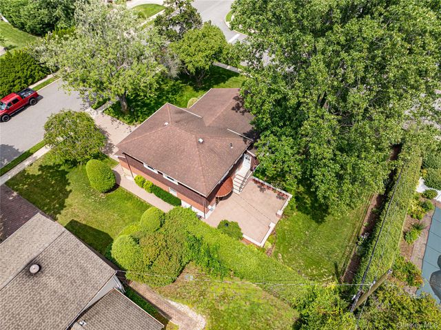 27 Ann Drive, Syosset, NY 11791