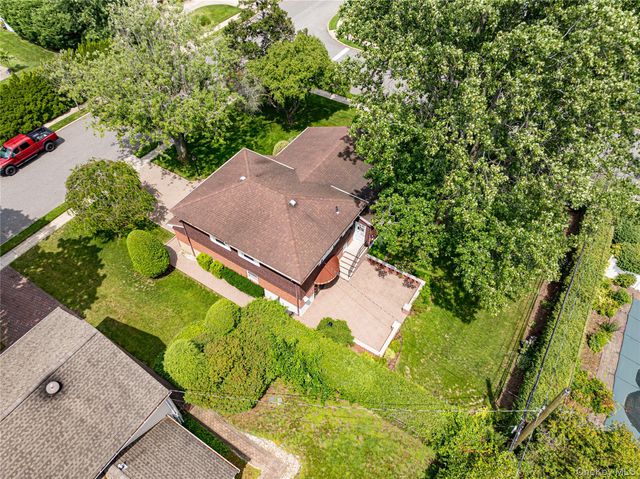 27 Ann Drive, Syosset, NY 11791
