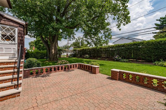 27 Ann Drive, Syosset, NY 11791