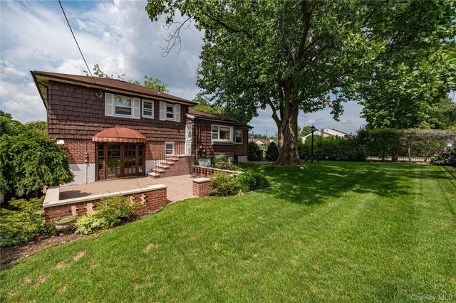 27 Ann Drive, Syosset, NY 11791