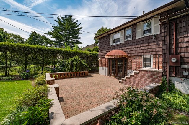 27 Ann Drive, Syosset, NY 11791