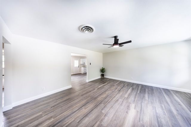 536 Lakeshore Drive, Ennis, TX 75119