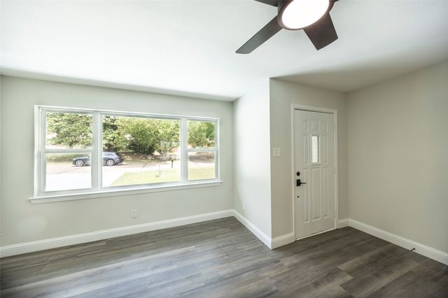 536 Lakeshore Drive, Ennis, TX 75119