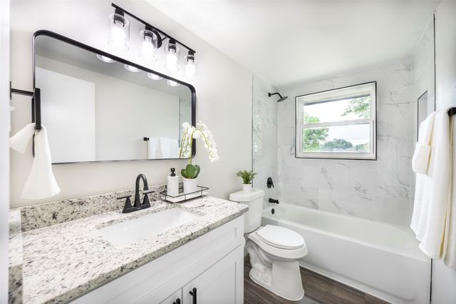 536 Lakeshore Drive, Ennis, TX 75119