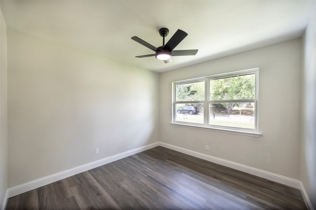 536 Lakeshore Drive, Ennis, TX 75119