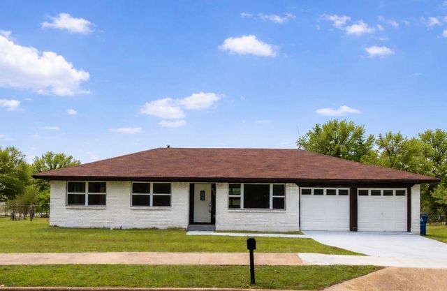 536 Lakeshore Drive, Ennis, TX 75119