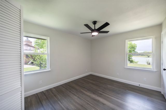 536 Lakeshore Drive, Ennis, TX 75119