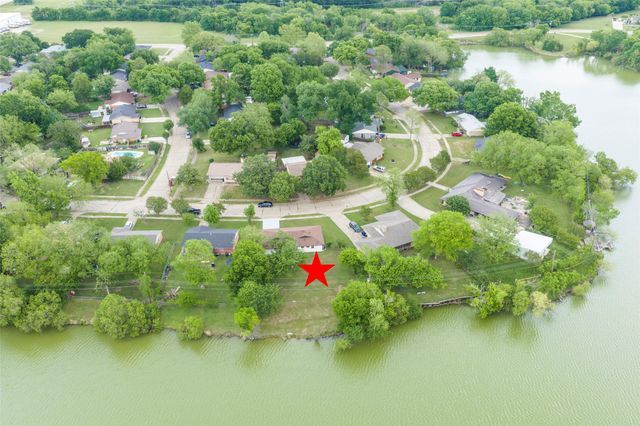 536 Lakeshore Drive, Ennis, TX 75119