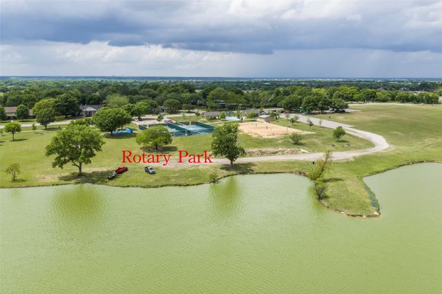 536 Lakeshore Drive, Ennis, TX 75119