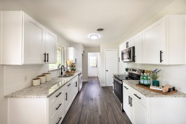 536 Lakeshore Drive, Ennis, TX 75119