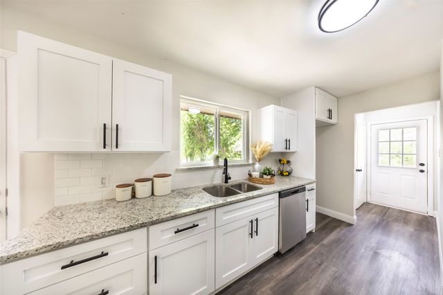 536 Lakeshore Drive, Ennis, TX 75119