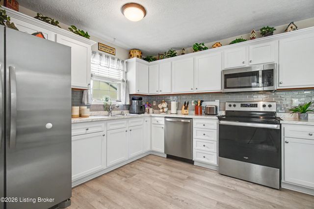 585 River Oaks Dr, Shepherdsville, KY 40165