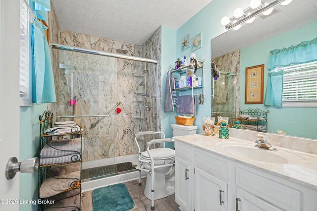 585 River Oaks Dr, Shepherdsville, KY 40165