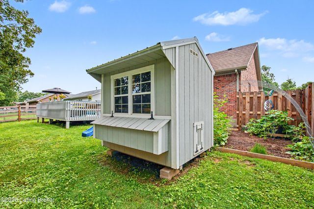 585 River Oaks Dr, Shepherdsville, KY 40165