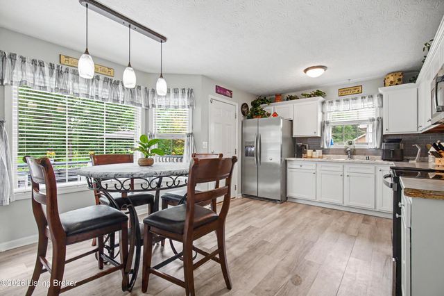 585 River Oaks Dr, Shepherdsville, KY 40165